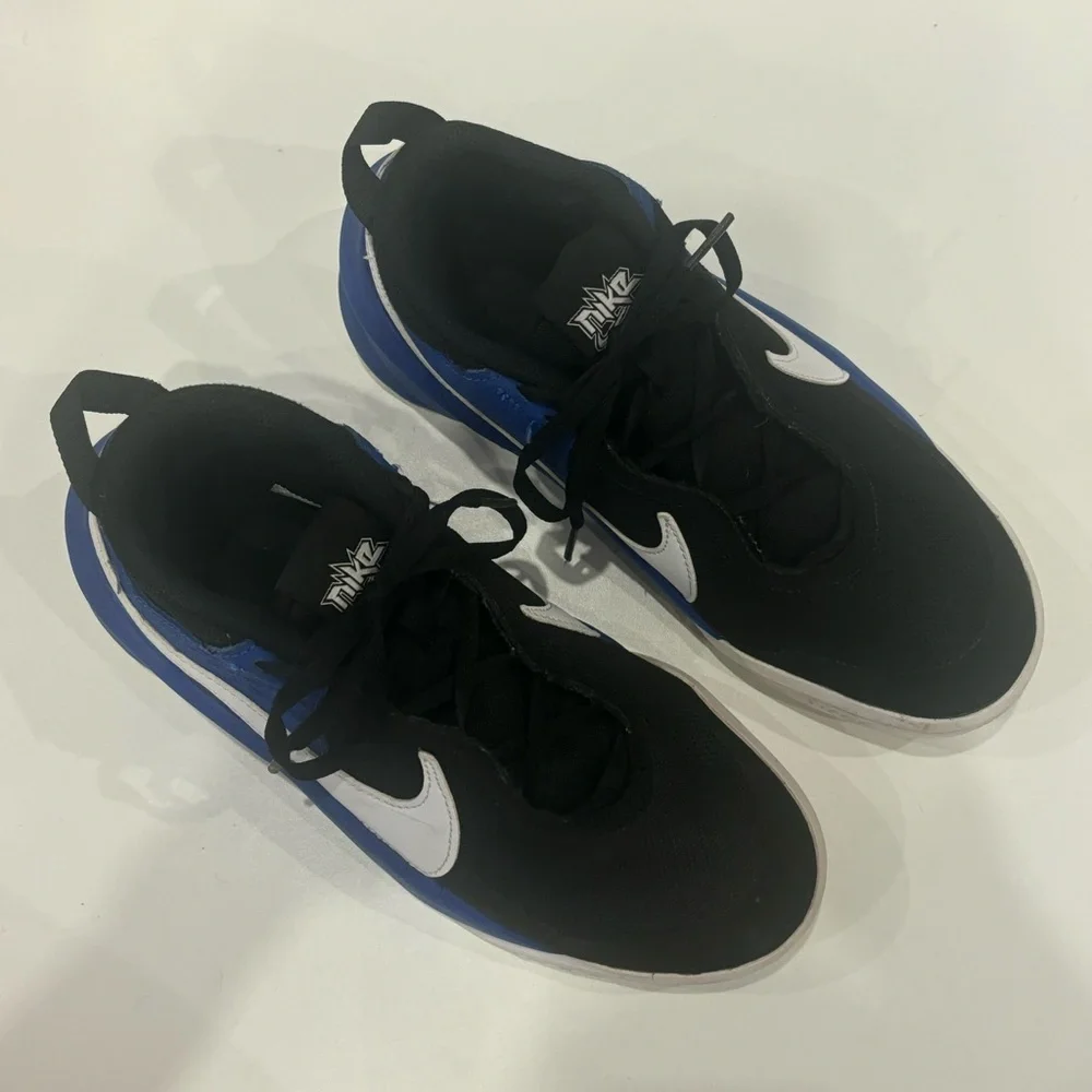 Nike Kid's Team Hustle D10 (GS) Basketball Shoe- hardly worn